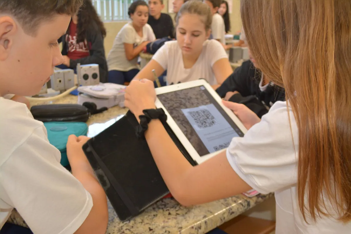 O Colégio Marista dispõe de laboratório móvel com notebooks e iPads, salas de aula equipadas com projetores multimídia e notebooks