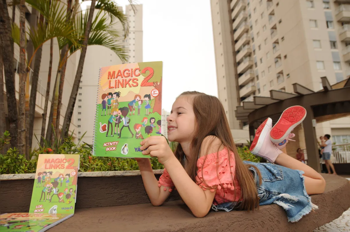 “Quando eu for pra Disney, eu já vou saber como falar inglês, já vou falar bem”, planeja Marina Sapia, 7, que começou a cursar inglês há três anos 