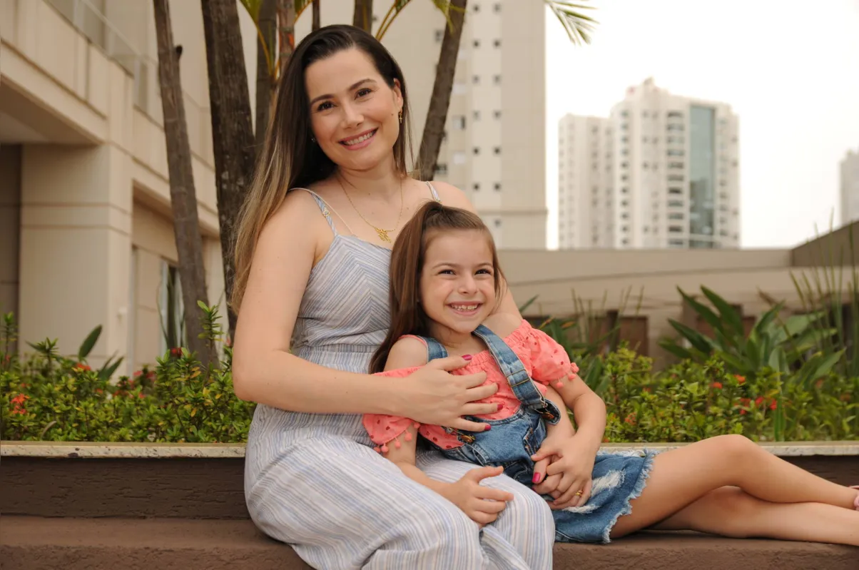 Larissa Sapia e a filha Marina, 7: “A gente percebe que as crianças têm mais facilidade para assimilar"