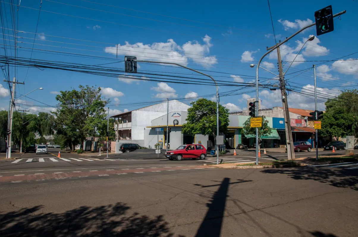 Aparelhos funcionaram um mês no amarelo piscante para chamar atenção dos condutores