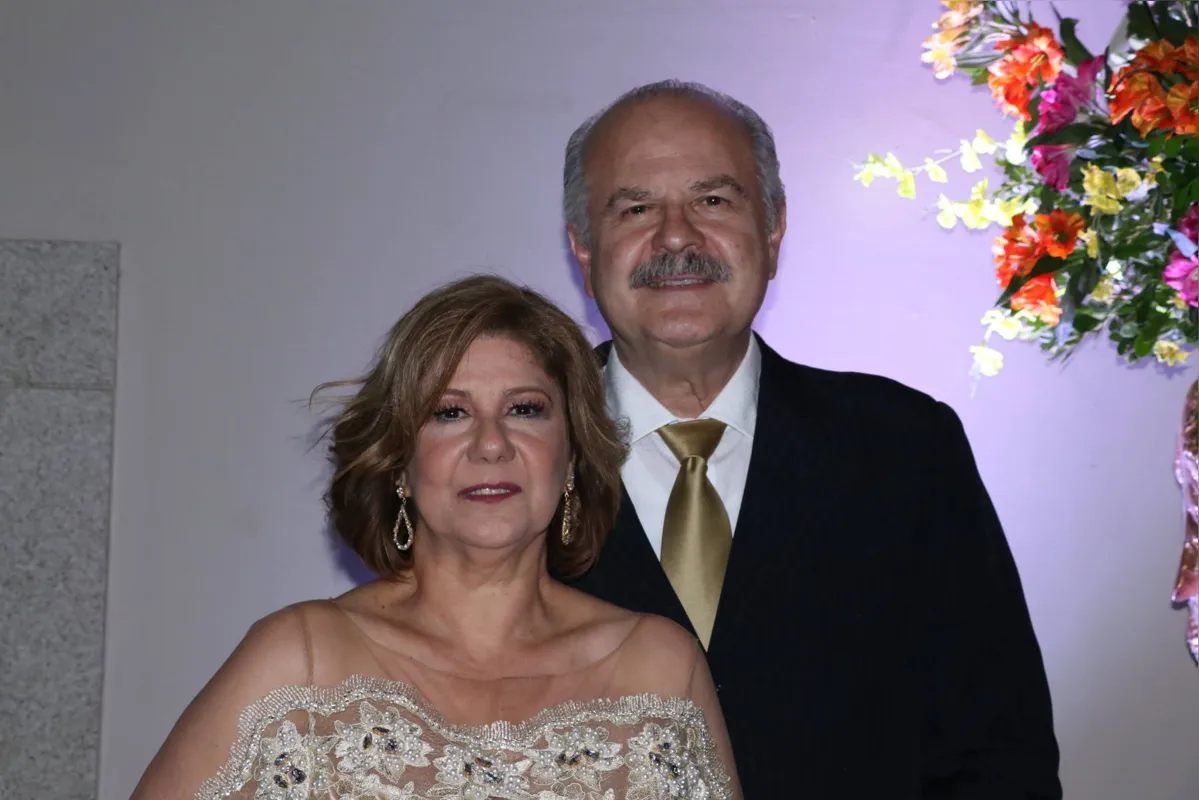 A presidente da subseção da OAB, Vânia Queiroz com Marcelo Queiroz