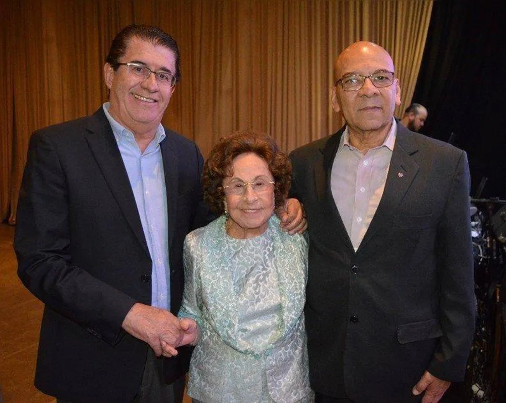 A professora Rosalina Franciscão, diretora-presidente do Iles, entre os empresários e amigos Ary Sudan e Nestor Dias Correa 