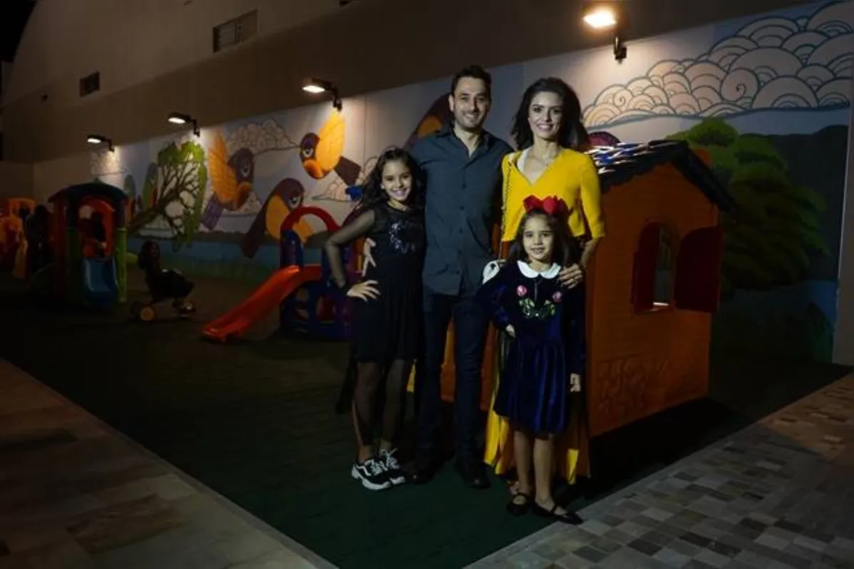 Victor Cuzzolin, Danielle Georgeto e as filhas Valentina e Antonella