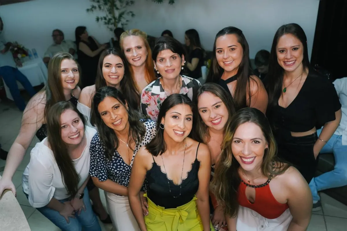 Bianca, Letícia, Érica, Paula, Stephane e Emanuele (atrás) mais Caroline, Marlene, Jéssica Paola, Ana Paula e Amanda (à frente)
