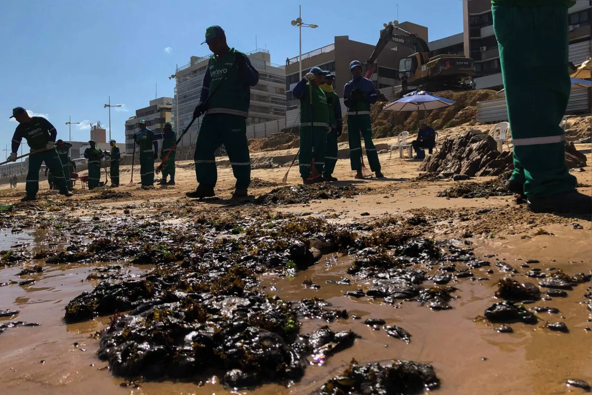 Funcionários da Prefeitura de Salvador fazem limpeza da praia de Pituba