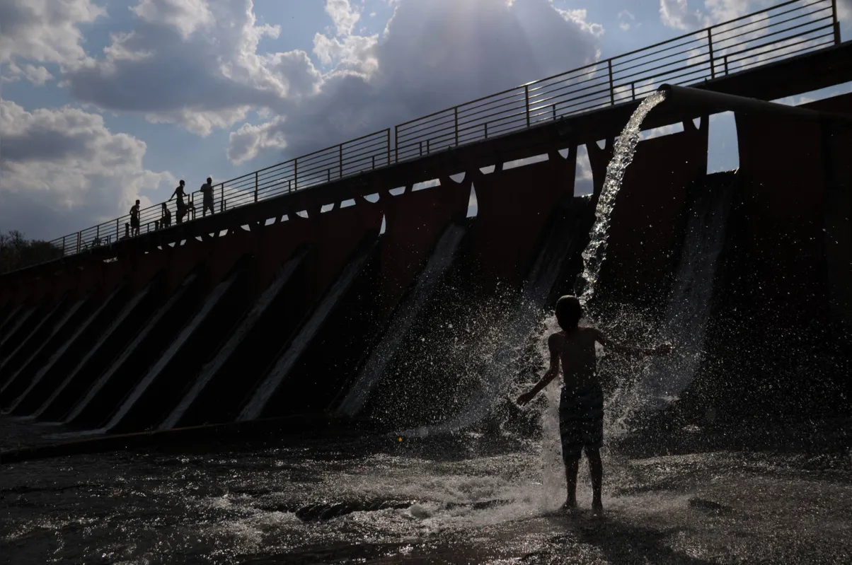 Imagem ilustrativa da imagem Onda de calor leva centenas de pessoas ao Lago Igapó
