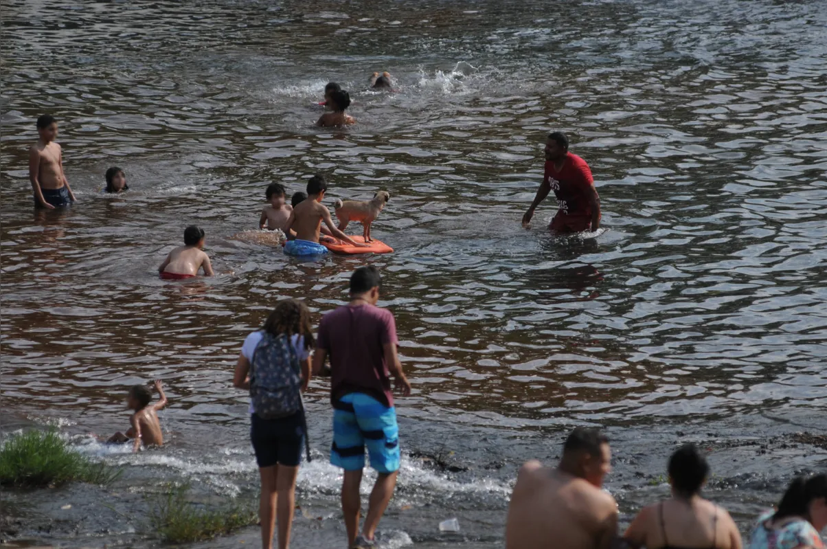 Imagem ilustrativa da imagem Onda de calor leva centenas de pessoas ao Lago Igapó