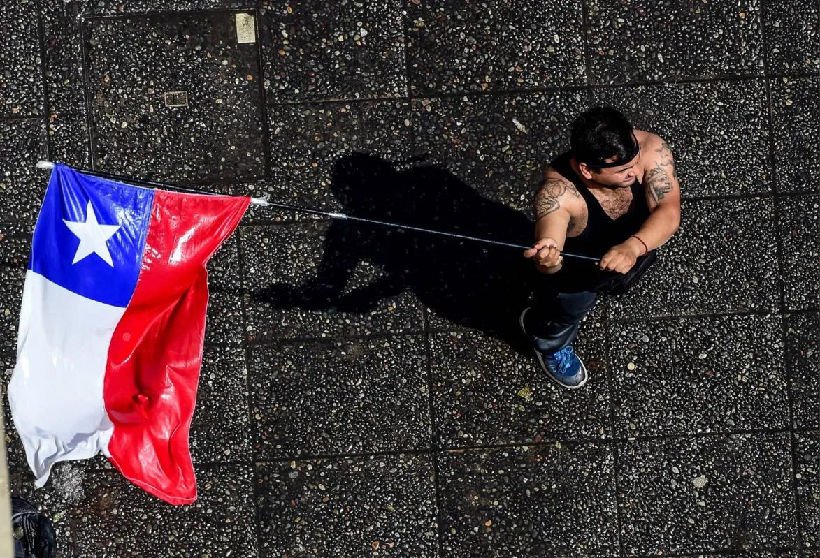 Imagem ilustrativa da imagem Onda de protestos paralisa Chile