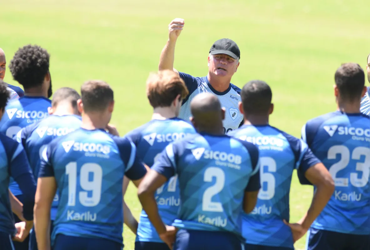 Mazola Júnior comandou seu primeiro treino no LEC na segunda-feira (30)