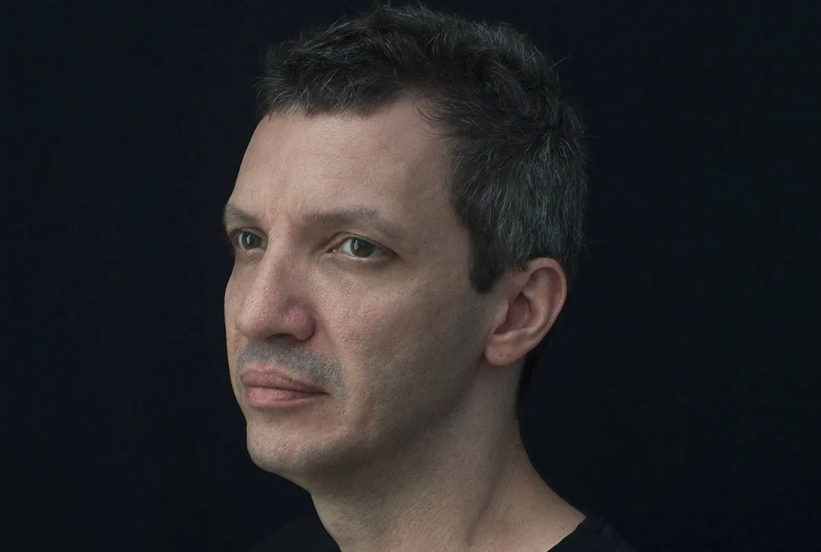 Tiago Ferro vai falar sobre a autoficção, a verdade e a mentira 