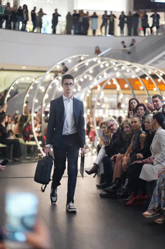 Look Emporio Armani e acessórios Montblanc para eles