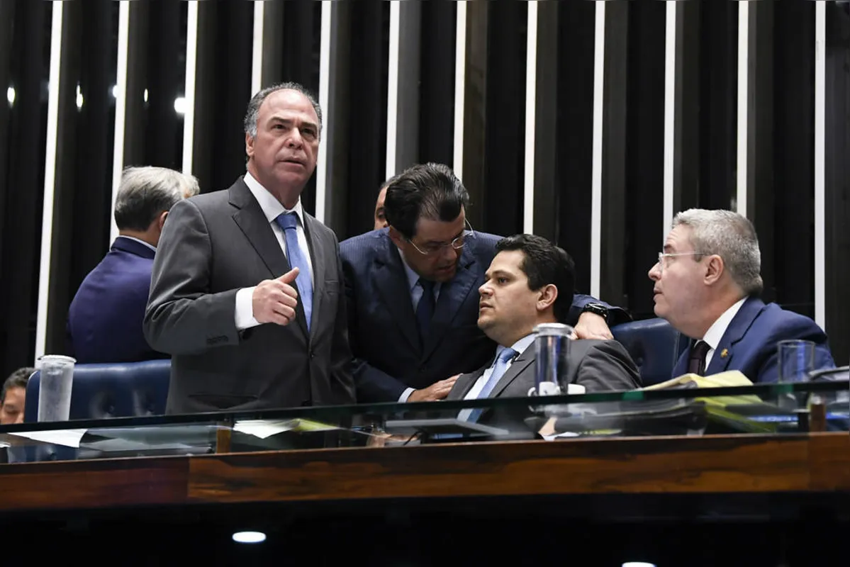 Senador Fernando Bezerra Coelho (em pé) em plenária para discutir a PEC paralela da Previdência