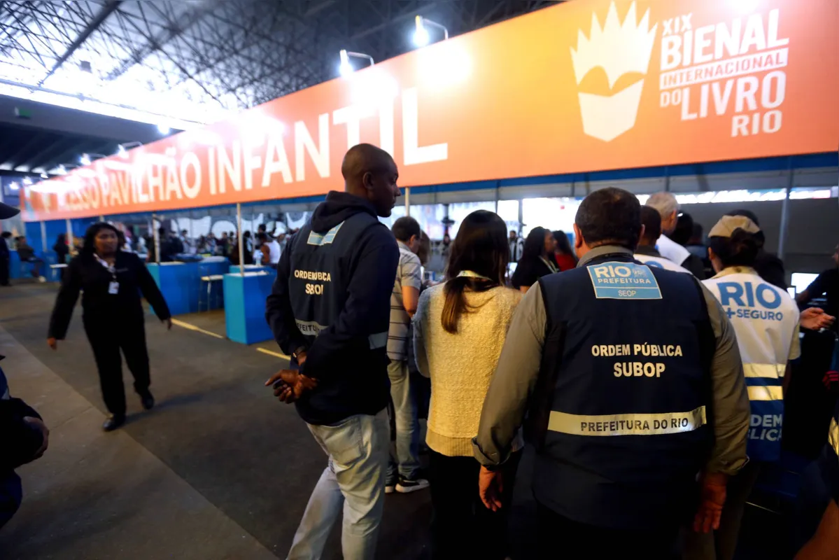 Fiscais observam estande de literatura infantil na Bienal do Livro