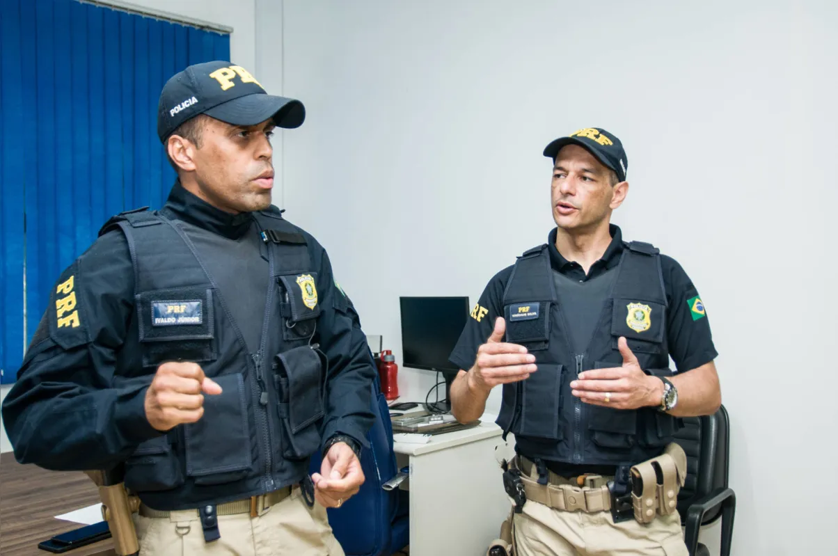 O chefe da 7ª delegacia da PRF, Ivaldo de Oliveira Júnior, e o policial Vinicius Silva: "A PRF apoia qualquer tipo de manifestação pacífica dentro da legalidade"