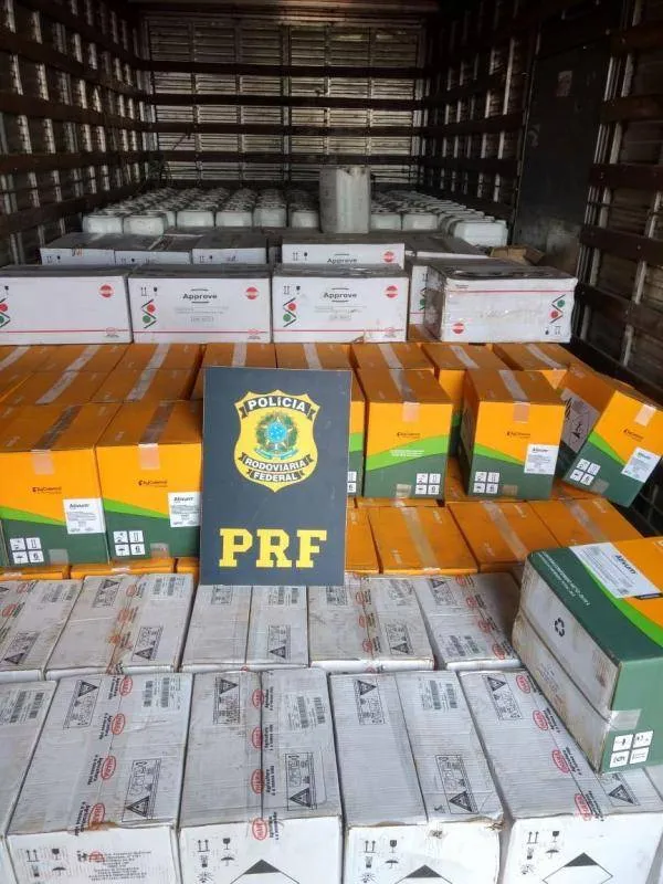 Imagem ilustrativa da imagem PRF recupera no Paraná mais de sete toneladas de agrotóxicos roubados em Santa Catarina