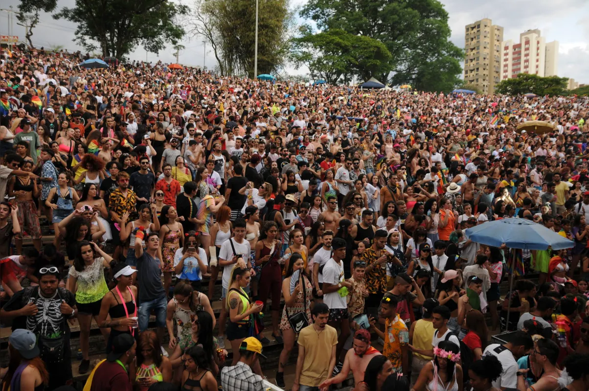 Com público estimado em 10 mil pessoas no Zerão, Parada LGBT de Londrina teve adesão de manifestantes da cidade e da região
