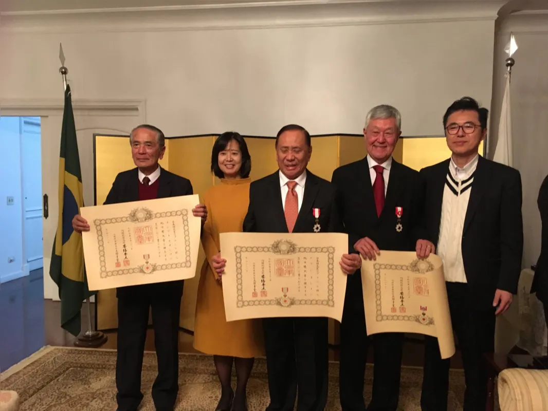 Estão na foto, Yoshiaki Oshiro, de Maringá, a consulesa Kimura, o engenheiro Atsushi Yoshii, de Londrina,  Cassio Taniguchi, de Curitiba, e o cônsul-geral do Japão, Kimura Hajime 
