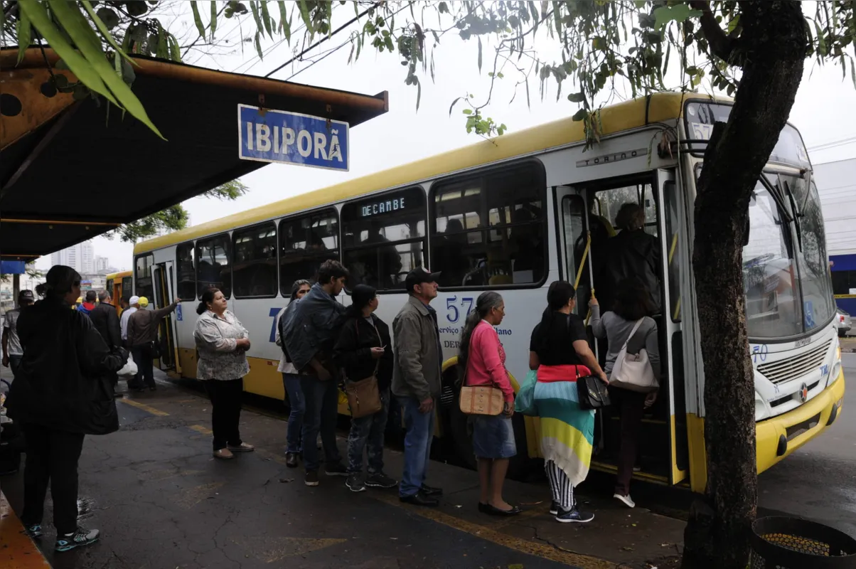 Imagem ilustrativa da imagem Passageiros reclamam da falta de estrutura para a espera dos coletivos metropolitanos