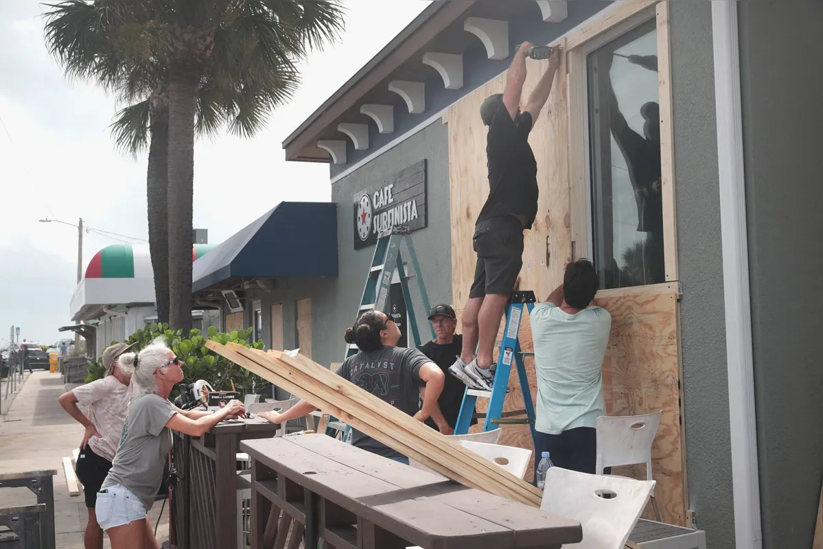 Funcionários de restaurante se preparam para chegada do furacão à Flórida