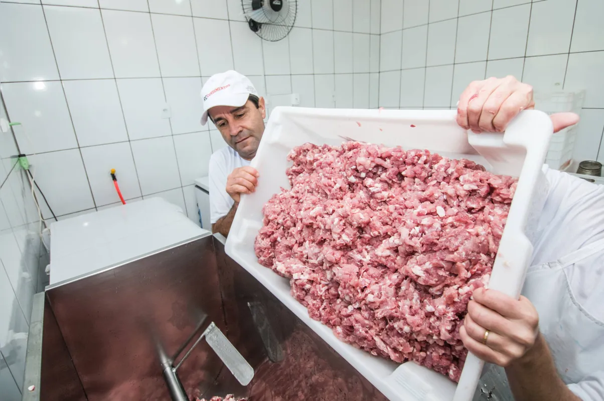 Djalma Mariano de Souza produz linguiças há 15 anos e tem seus produtos em pequenos mercados: "Tenho inspeção municipal  e veterinário responsável. O produto artesanal é visto como diferenciado”