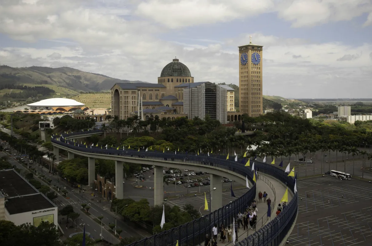 A administração do Santuário estima que 171 mil romeiros visitem a basílica neste sábado (12) 