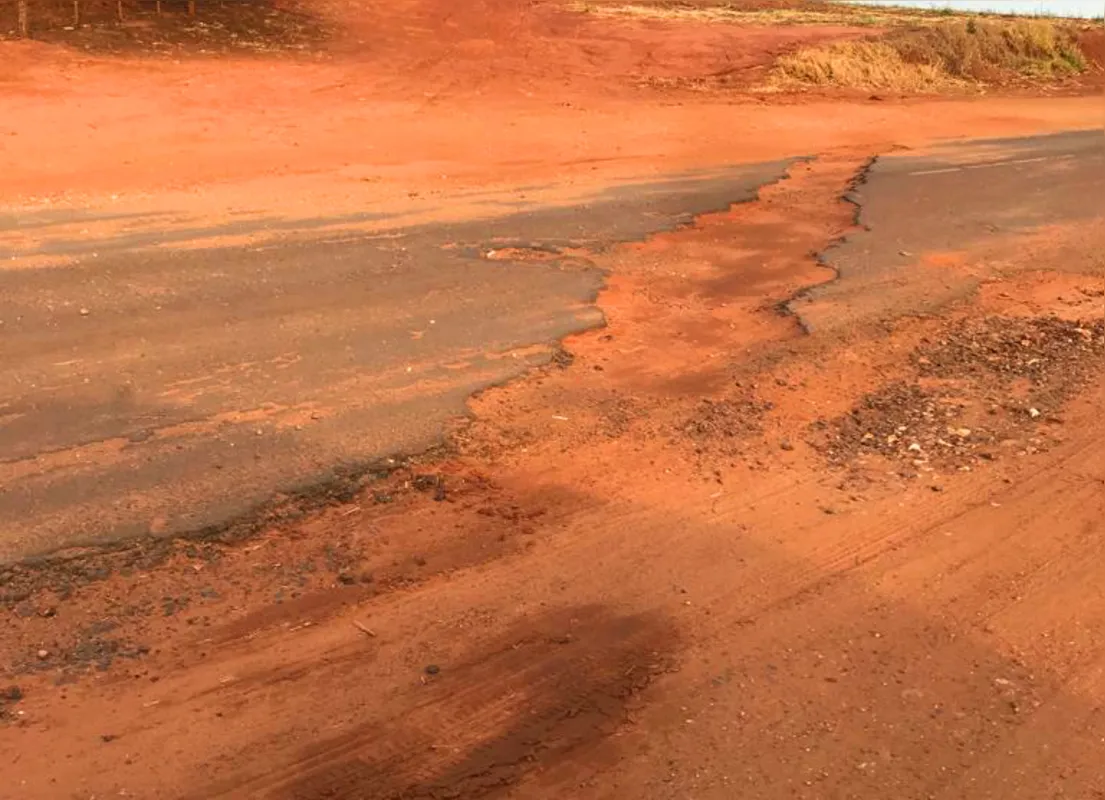 PR-542 recebe tráfego intenso de veículos pesados com cana-de-açúcar