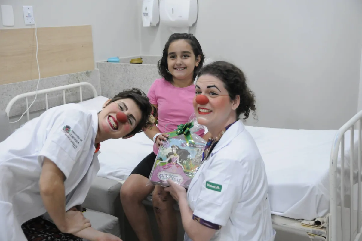 De jaleco, maquiagem e sapatos de palhaço, integrantes do Plantão Sorriso levaram alegria às crianças internadas