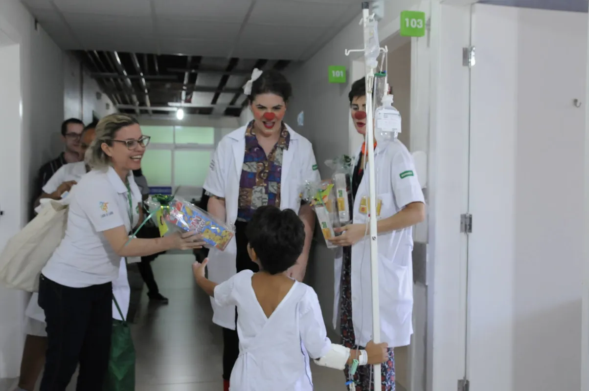 Palhaças levaram presentes e descontração para as crianças no Hospital Infantil