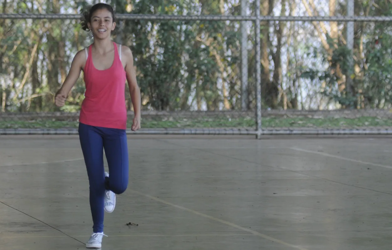 "Como sou boa de corrida na escola, pensei que poderia fazer parte dessa turma de atletismo", afirma Stefany Giovana Freitas de Oliveira