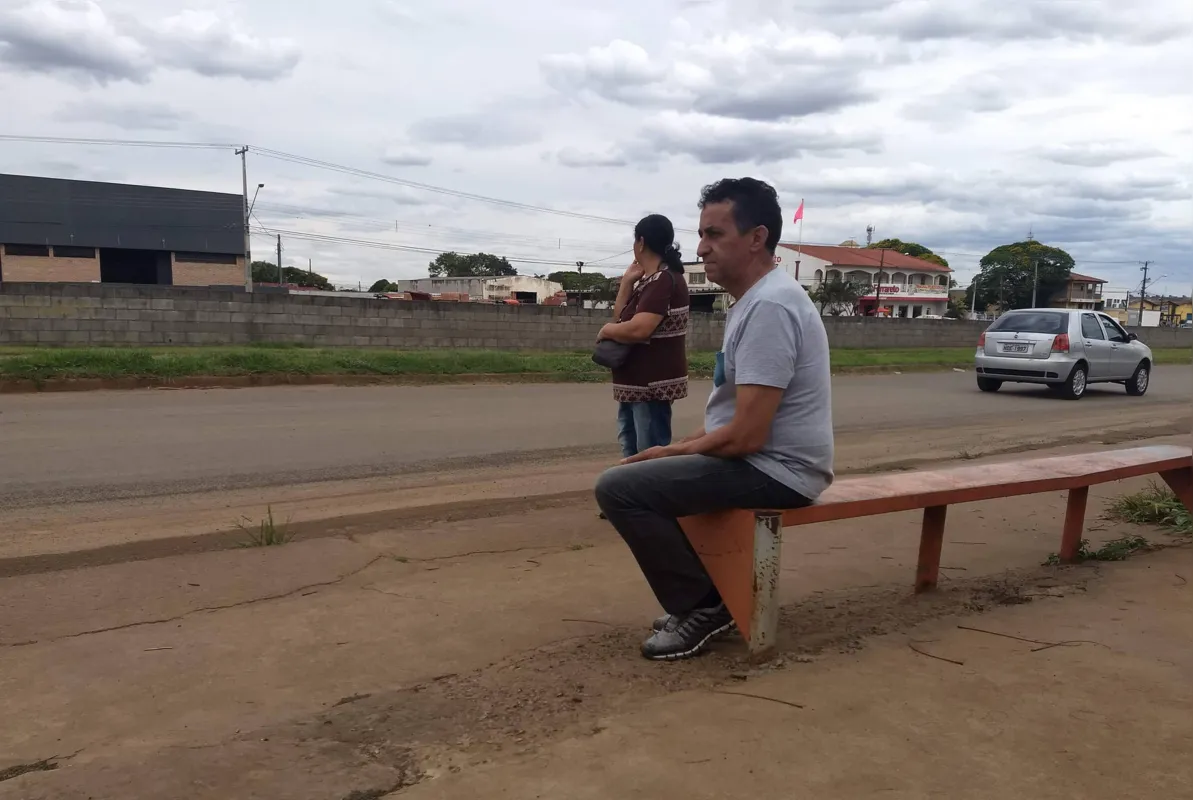 Ponto de ônibus fica na PR-445, entre Cambé e Londrina; canos serrados indicam que já houve cobertura