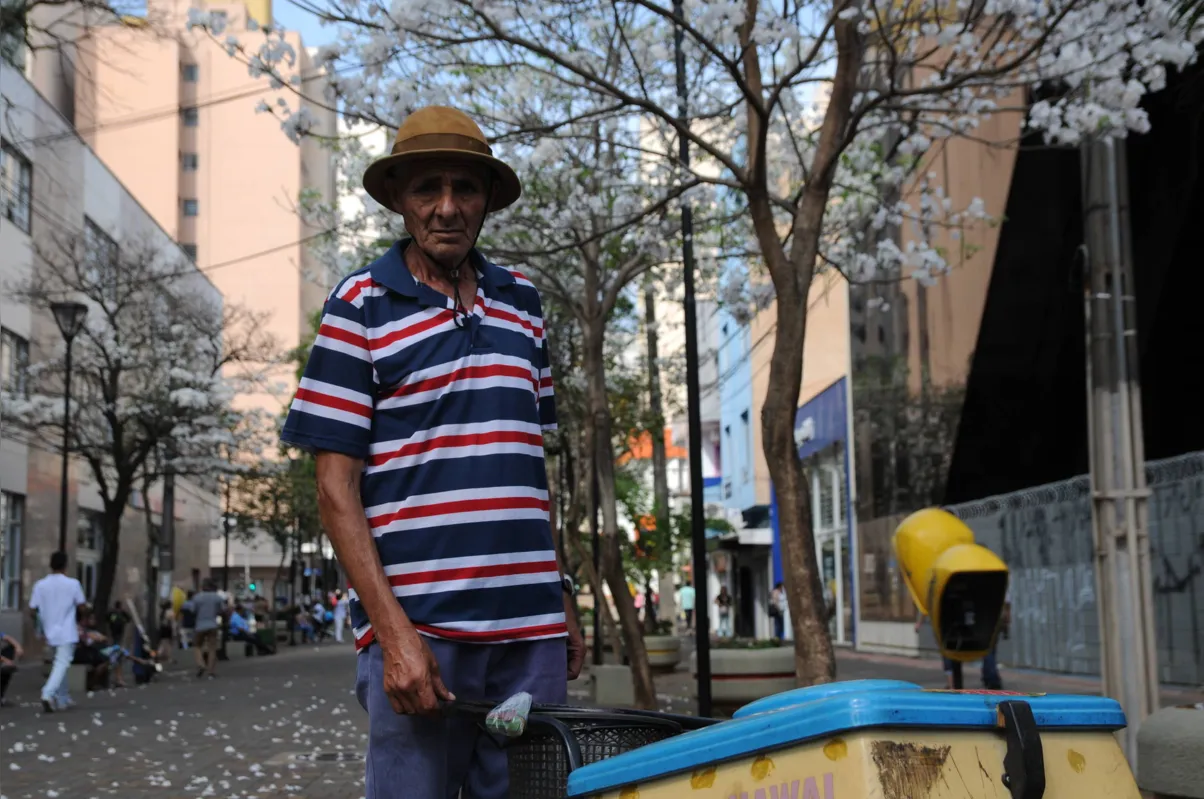 “Dependo do calor para sobreviver", conta Luiz Paziano Martins de Moraes, que vende sorvetes na região central  