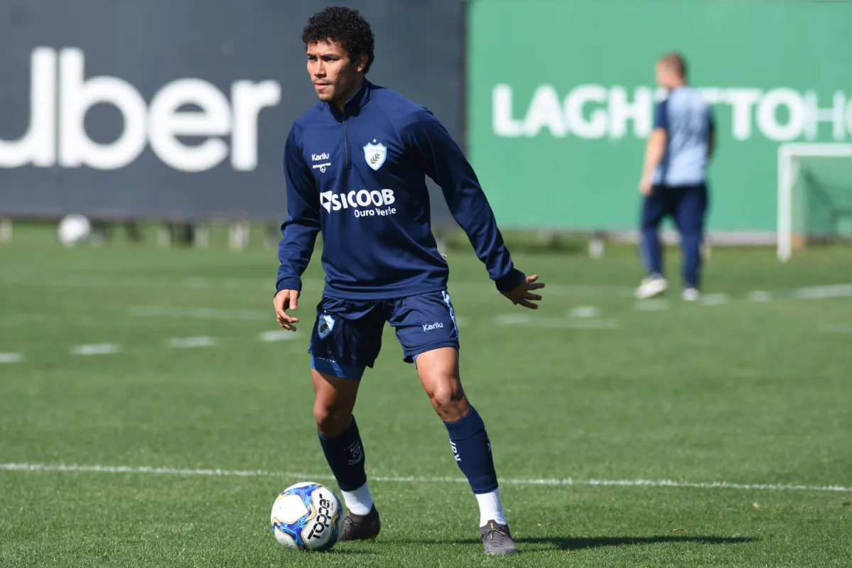 Com a saída de Juninho, Breno volta a ser titular na lateral-esquerda do Londrina