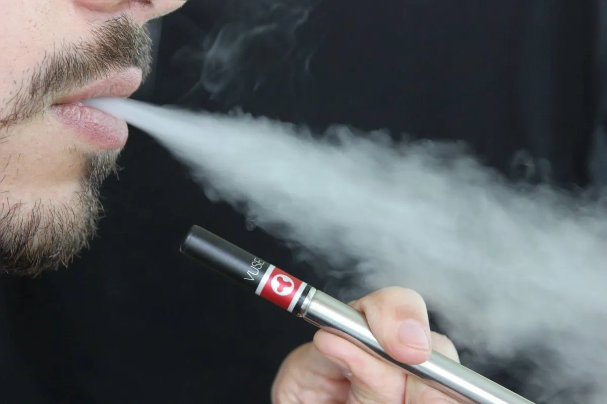 Imagem ilustrativa da imagem Proibida no Brasil, venda de cigarro eletrônico é feita em sites e nas redes