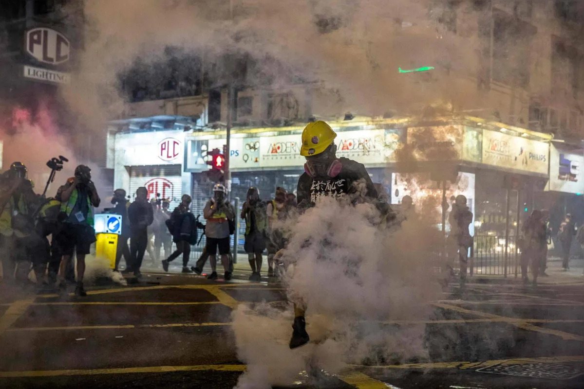 Polícia lançou mão de canhões de água, balas de borracha e bombas de gás lacrimogêneo para conter os manifestantes 