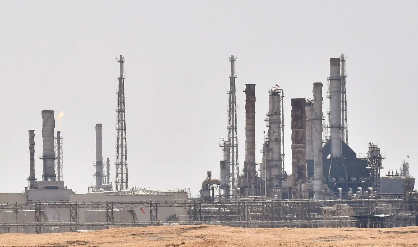  Arábia Saudita bombeia 9,9 milhões de barris ao dia; sete milhões de barris diários são destinados à exportação