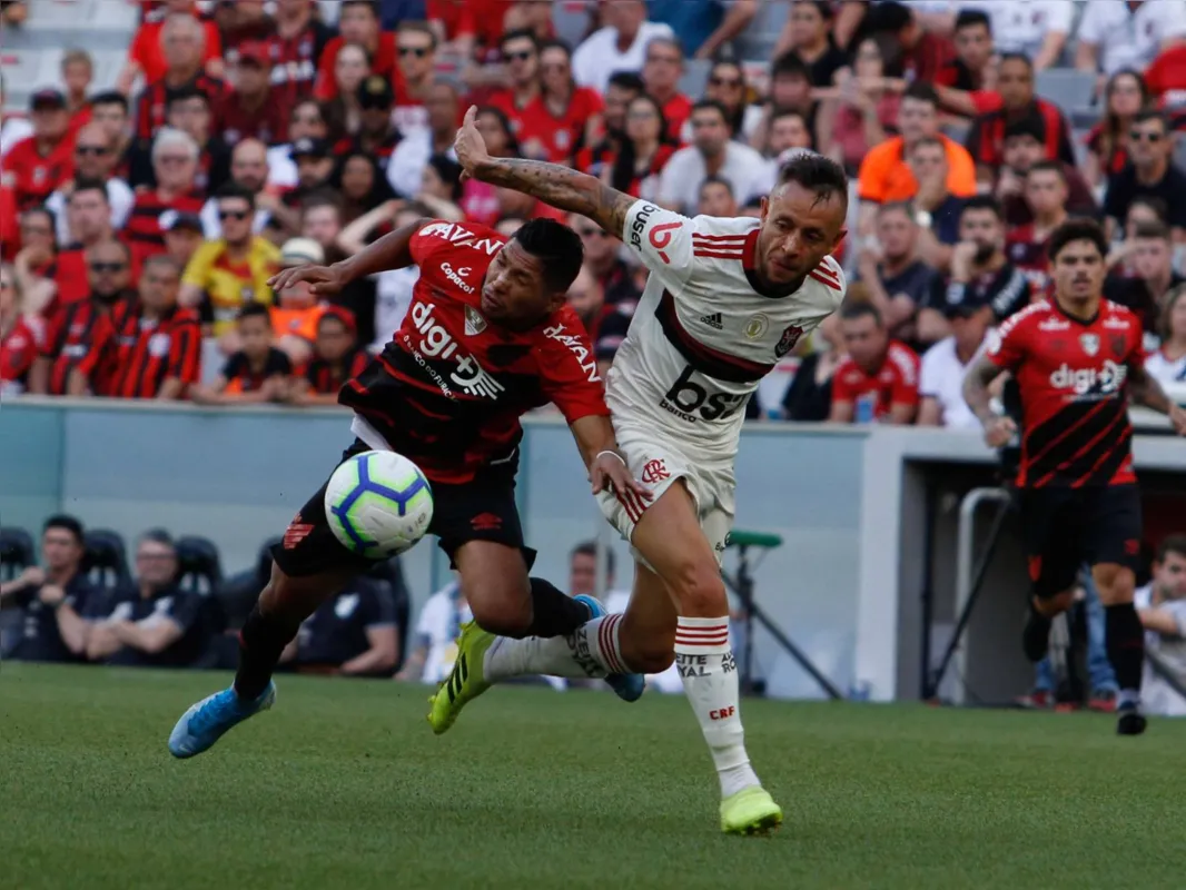 Rafinha levou a pior em disputa de bola aérea com o atacante Rony, ainda no primeiro tempo
