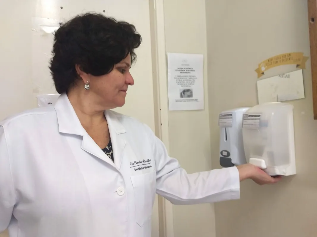 A infectologista Cláudia Carrilho ressalta a importância da higienização das mãos :  "Se não houver água e sabão a desinfecção pode ser realizada com álcool líquido ou gel a 70%"