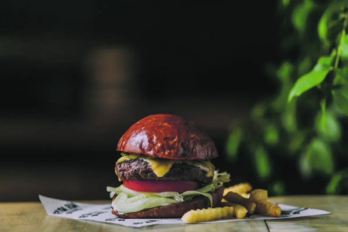 Obey: hambúrguer , que é homenagem a um artista homônimo, traz picles e molho aromatizado com alho