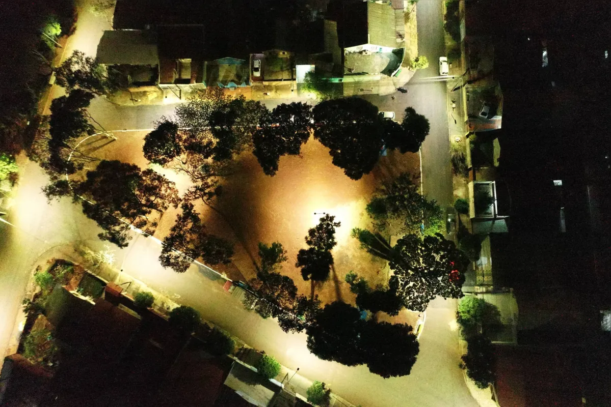 Vista aérea de praça no Conjunto Cafezal