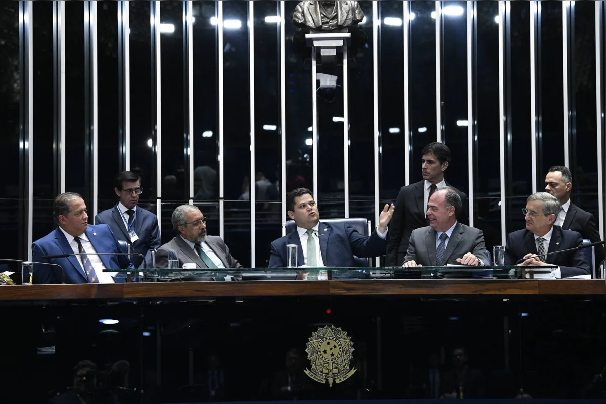 Davi Alcolumbre pede que Paulo Paim declare o resultado da aprovação do destaque dele, por unanimidade, com 78 votos 