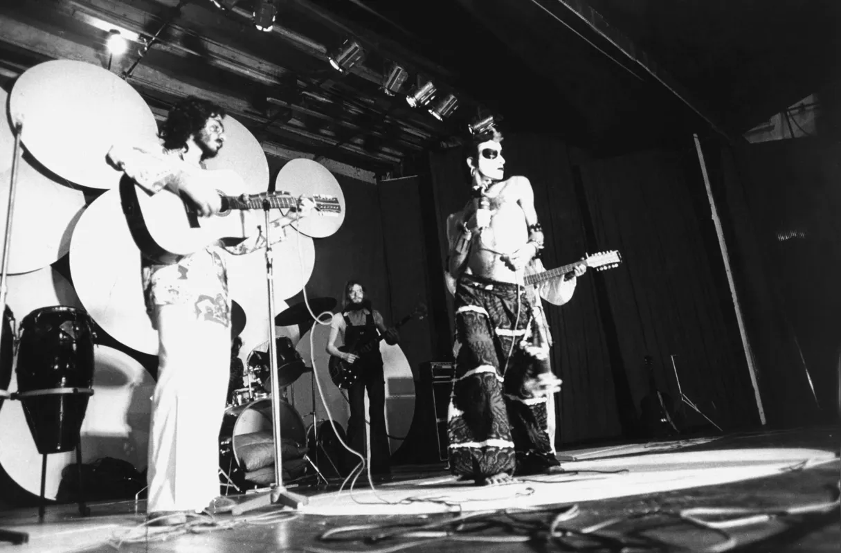 Com Ney Matogrosso rebolando, o grupo trouxe algo "sensual e político" à sala da família brasileira em plena ditadura militar