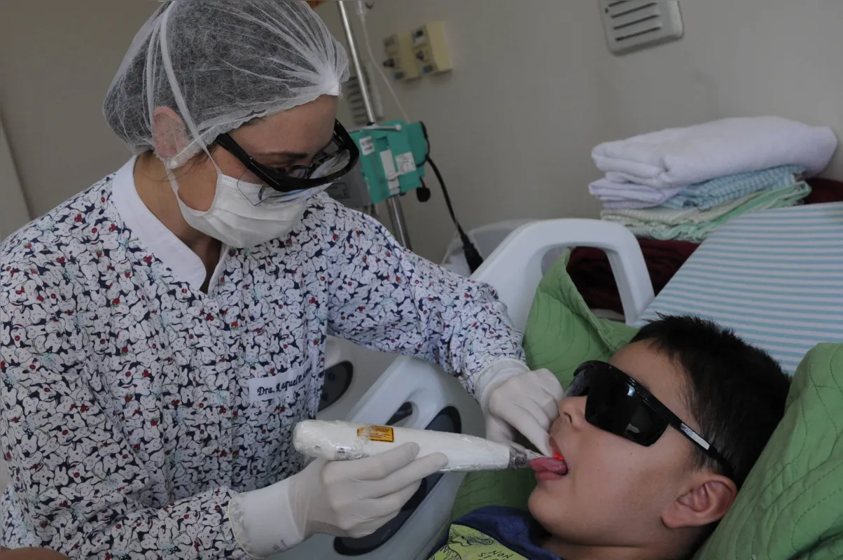 João Francisco recebe a visita diária das dentistas: trabalho preventivo