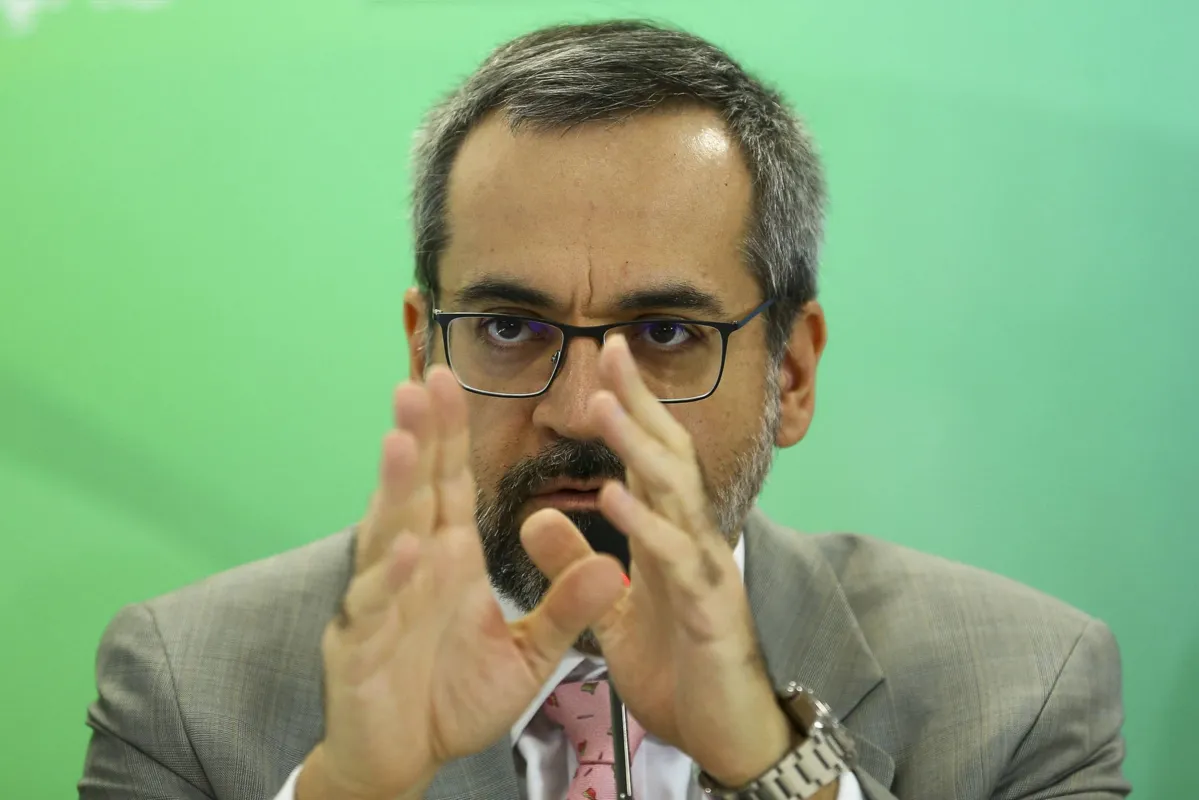 O ministro Abraham Weintraub disse que o governo estuda mudar a legislação para punir estudantes que não tenham bom desempenho no Enade
