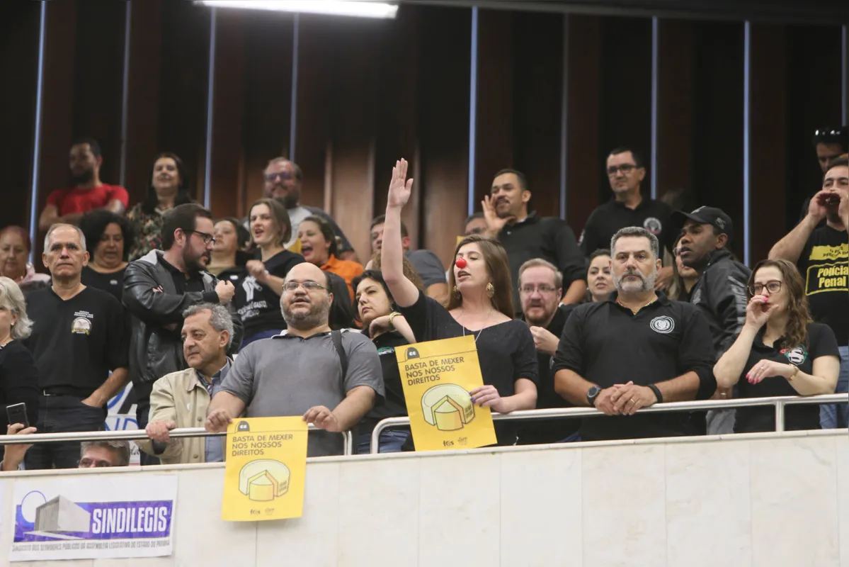 Servidores voltaram a se manifestar contra o fim da licença-prêmio durante a sessão de votação final do projeto na AL