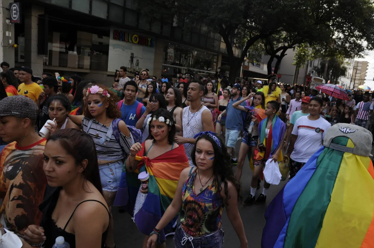 Manifestantes saem em passeata no início da tarde em direção ao Zerão