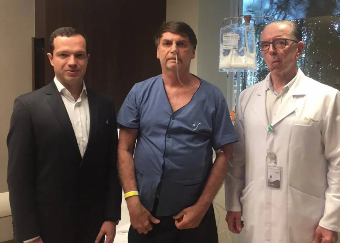 Presidente Jair Bolsonaro com a equipe médica Dr. Luiz Henrique Borsato e Dr. Antonio Luiz Macedo