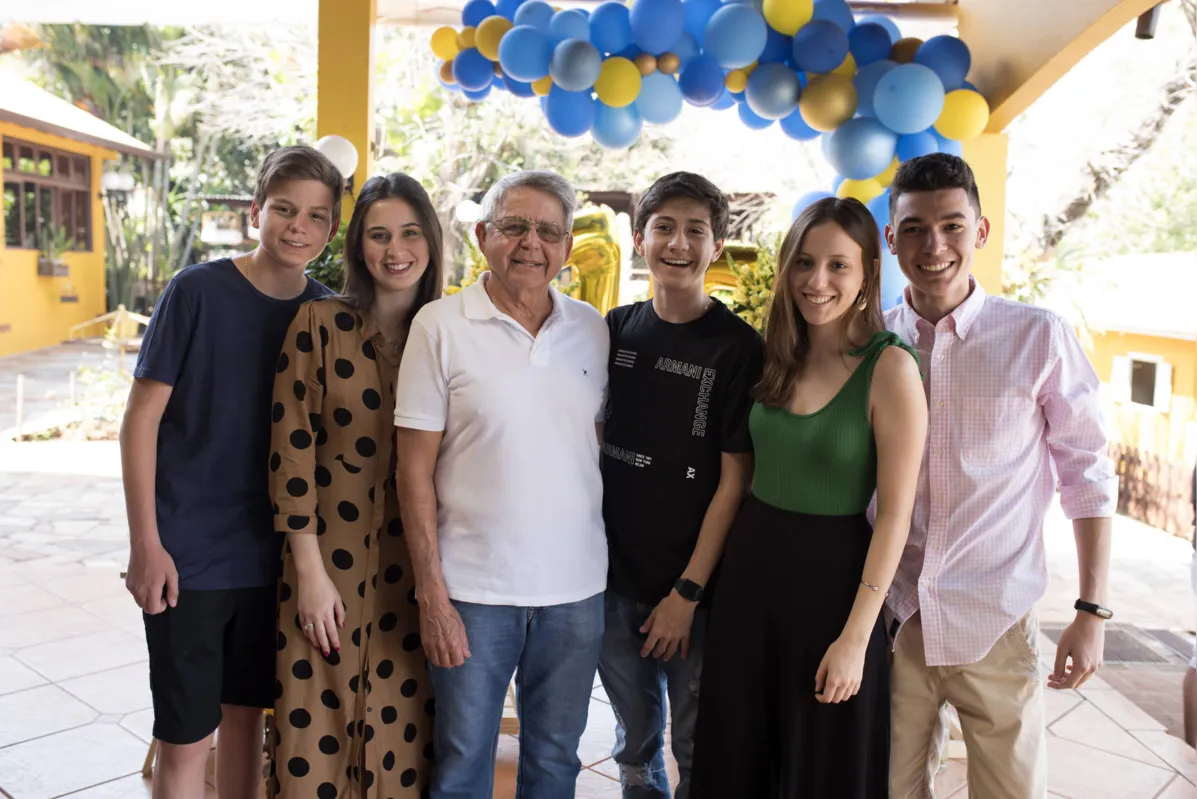 Alderi rodeado pelos netos