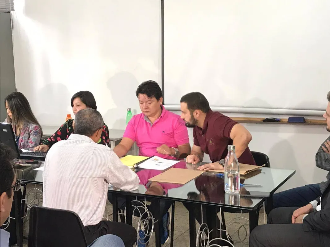 Pregoeiros da CMTU analisam documentação da TCGL na licitação do transporte coletivo