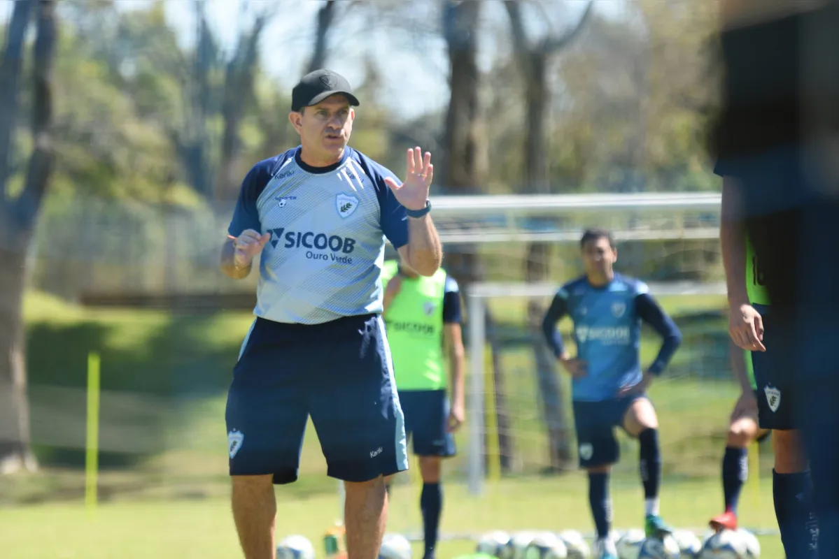 Tencati deve escalar um Londrina com várias mudanças para enfrentar o Coritiba