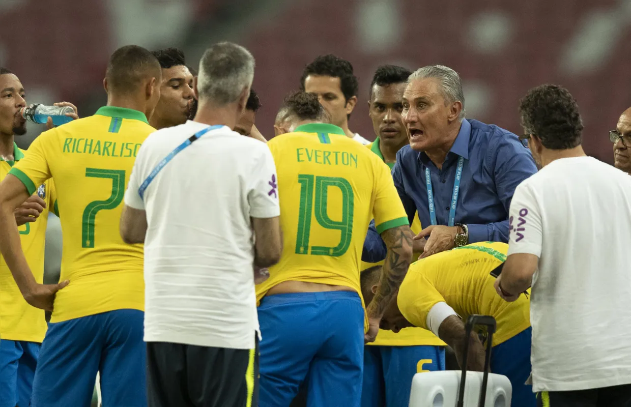 Tite não consegue fazer o time brasileiro jogar um futebol aceitável para o nível dos jogadores que tem nas mãos
